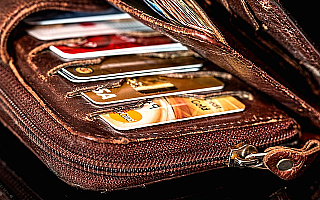 Znalazła portfel, w którym było 1,5 tysiąca złotych. Uczciwa nastolatka przekazała zgubę policji